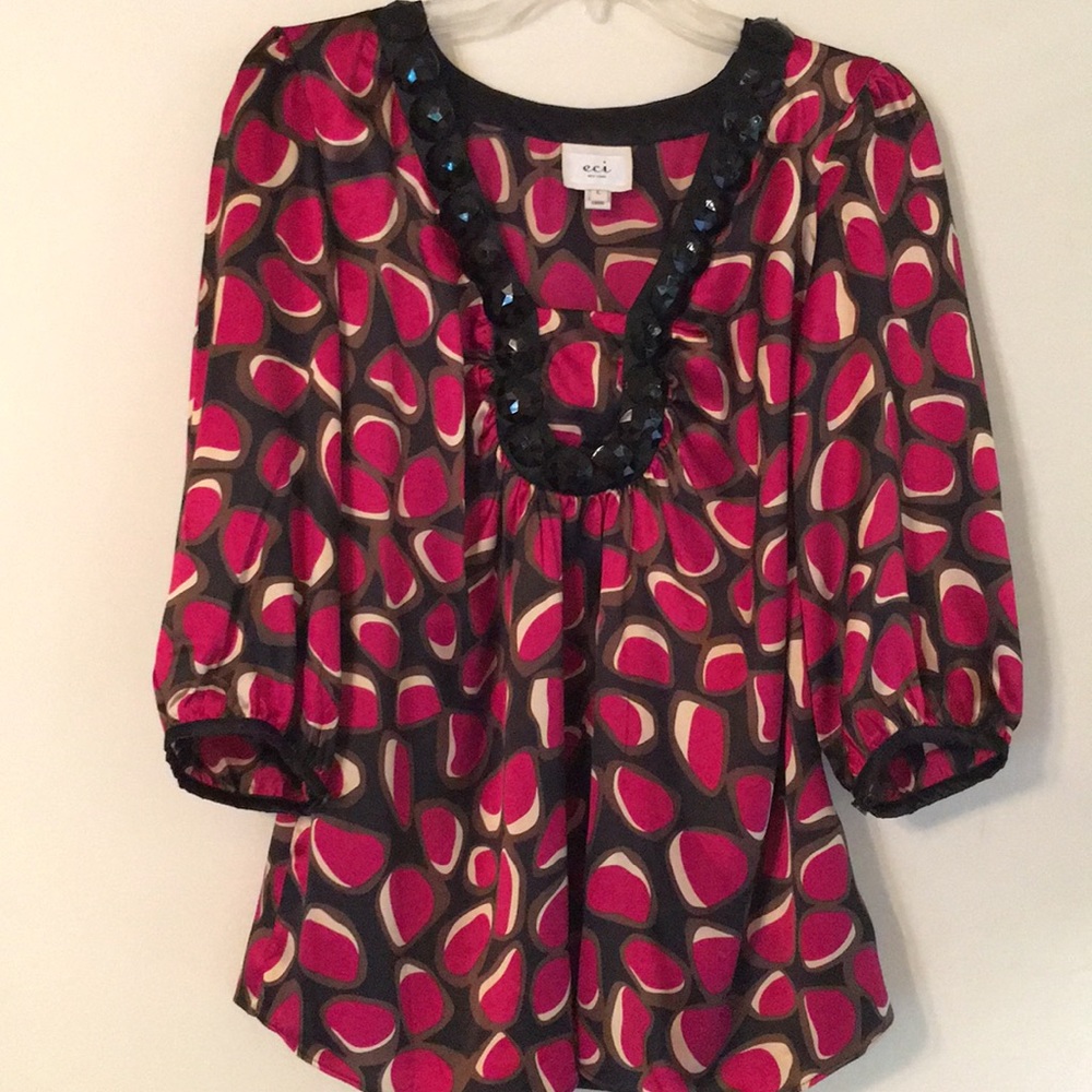 Fun blouse with neckline detail